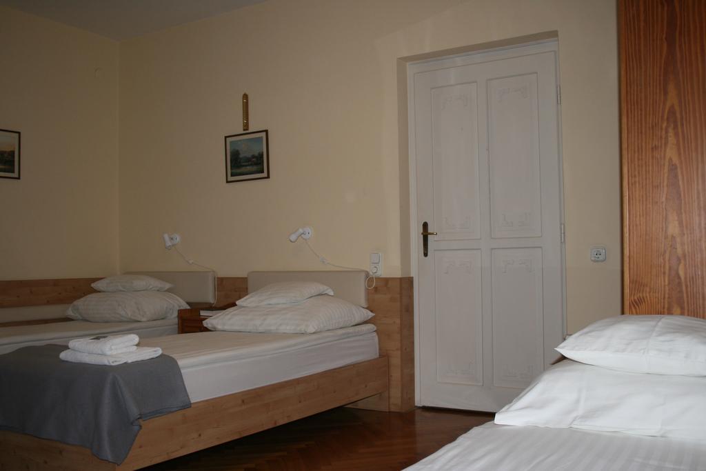 Szent Gyoergy Fogado Hotel Pecs Ruang foto